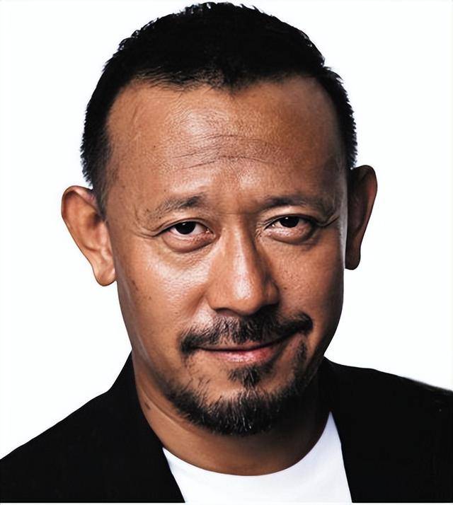 姜文一家四口罕同框！46岁周韵断崖衰老认不出，俩儿子颜值好普通