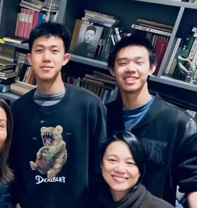 姜文一家四口罕同框！46岁周韵断崖衰老认不出，俩儿子颜值好普通