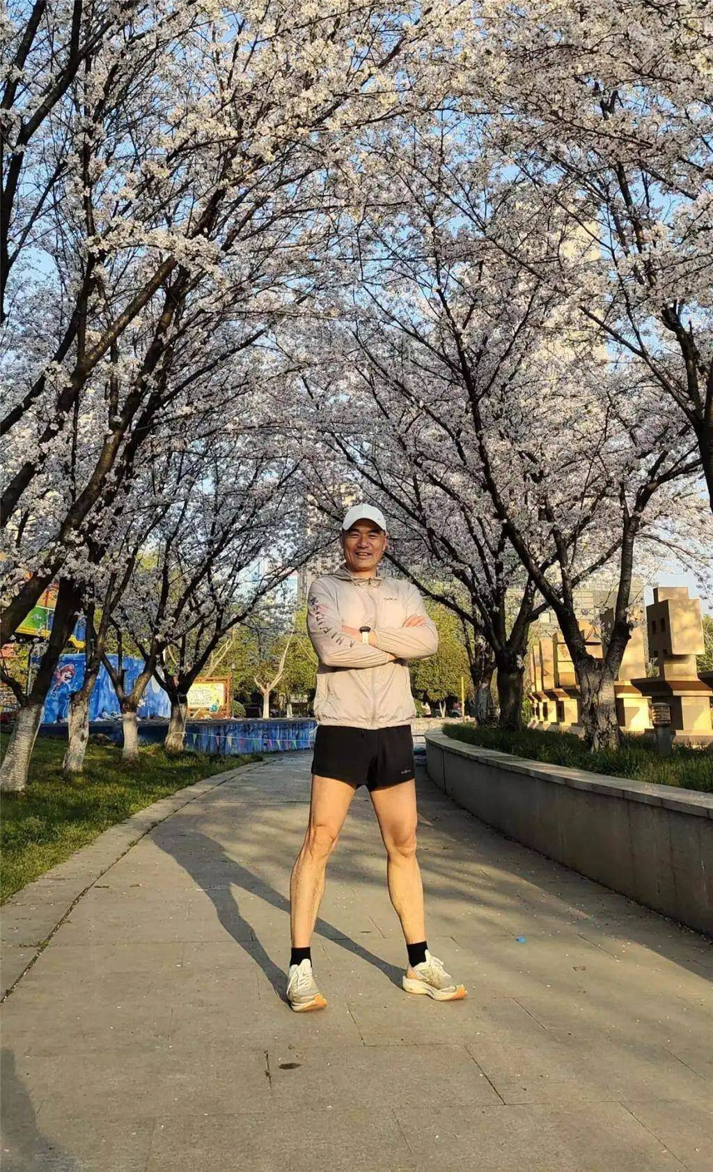 女子不慎从20米高瀑布坠落！浙江52岁大叔跃入5米深潭救人