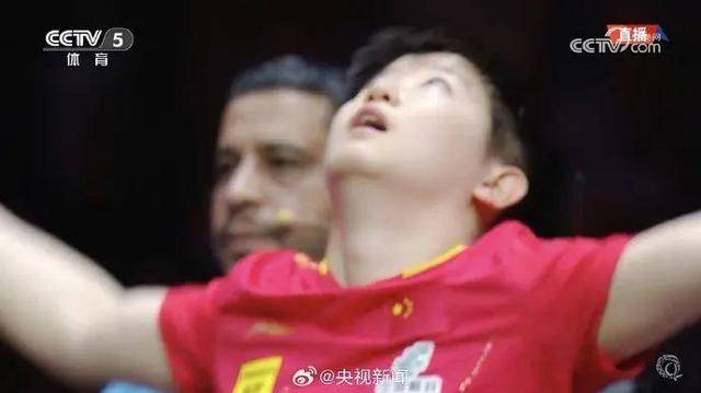 孙颖莎哭了！现场解说也声音哽咽：这场比赛既精彩又经典