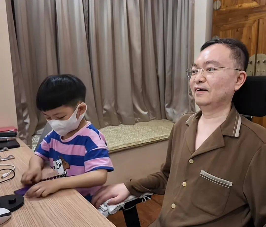 与渐冻症抗争6年,妻子透露蔡磊近况:他已完全丧失语言能力,仅能吃流食