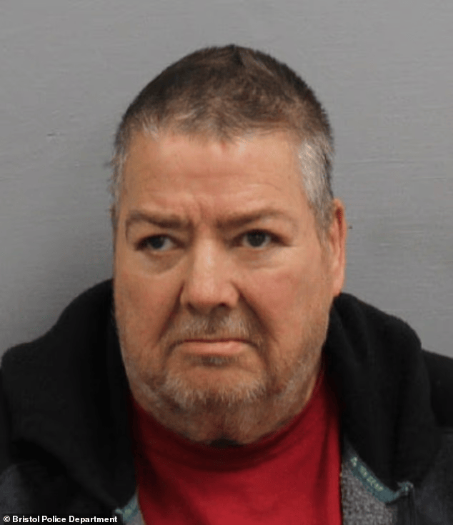 美国12岁女孩遭养父性侵7年，怀孕生子，养母装不知道