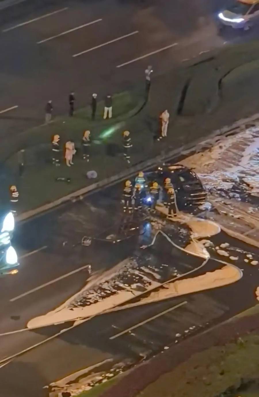 最新!成都SU7碰撞后燃烧司机死亡,小米股价暴跌超8%!客服最新回应