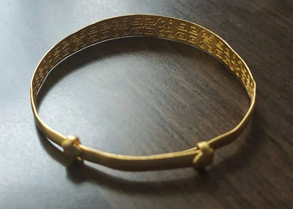 浙江女子集市上免费洗金镯被洗掉5克!警方:摊贩用“王水”盗窃黄金,已刑拘