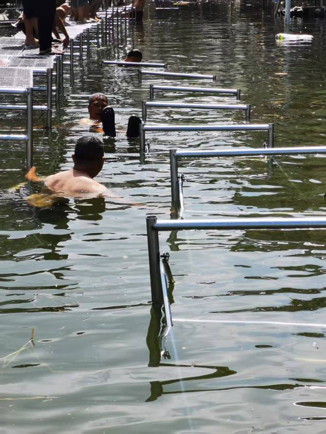 广西内涝20天未退 老人在鸡棚搭煤气灶做饭