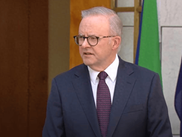 一口气签85亿稀土大单!特朗普笑了,“冤大头”终于出现:一年后,美国稀土会多到用不完