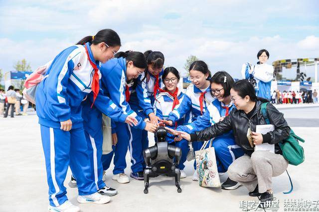 仿生四足机器人、飞行模拟器……好酷的课前预热!35支成都科技团队亮出家底绝活