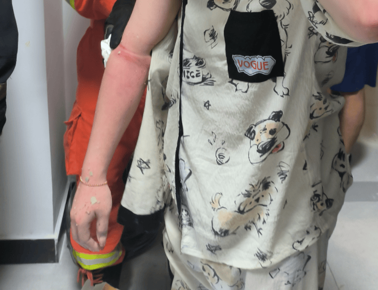 广州一女子洗澡时伸手捡掉入厕所的塑料瓶,却被紧紧卡住右手“无法自拔”,消防营救回应