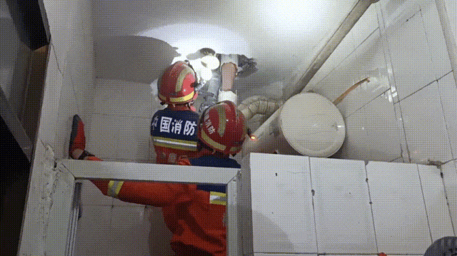 广州一女子洗澡时伸手捡掉入厕所的塑料瓶,却被紧紧卡住右手“无法自拔”,消防营救回应