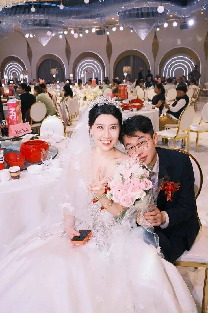 女子跟房东结婚引热议，新郎真的叫“房东”