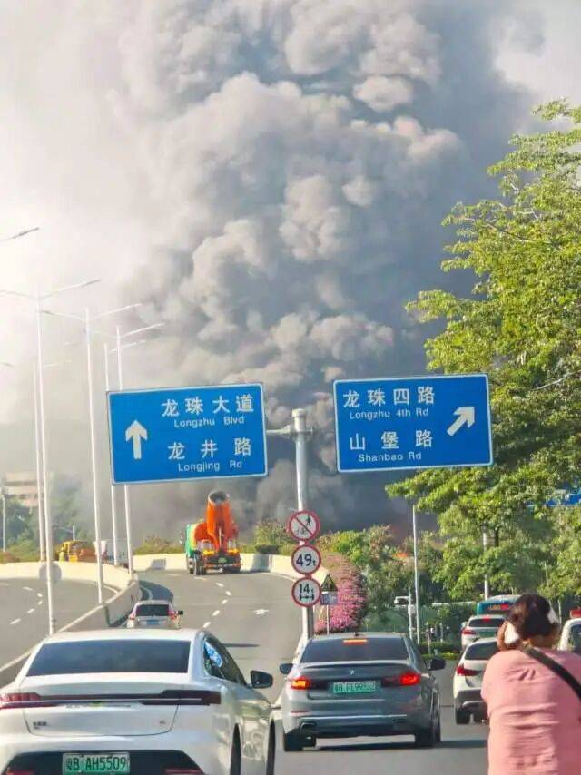深圳突发一起交通事故引发火情,现场多条视频显示火光冲天、浓烟滚滚;交警通报:三车刮碰一车着火,引燃道路隔音棚起火,无人员受伤被困